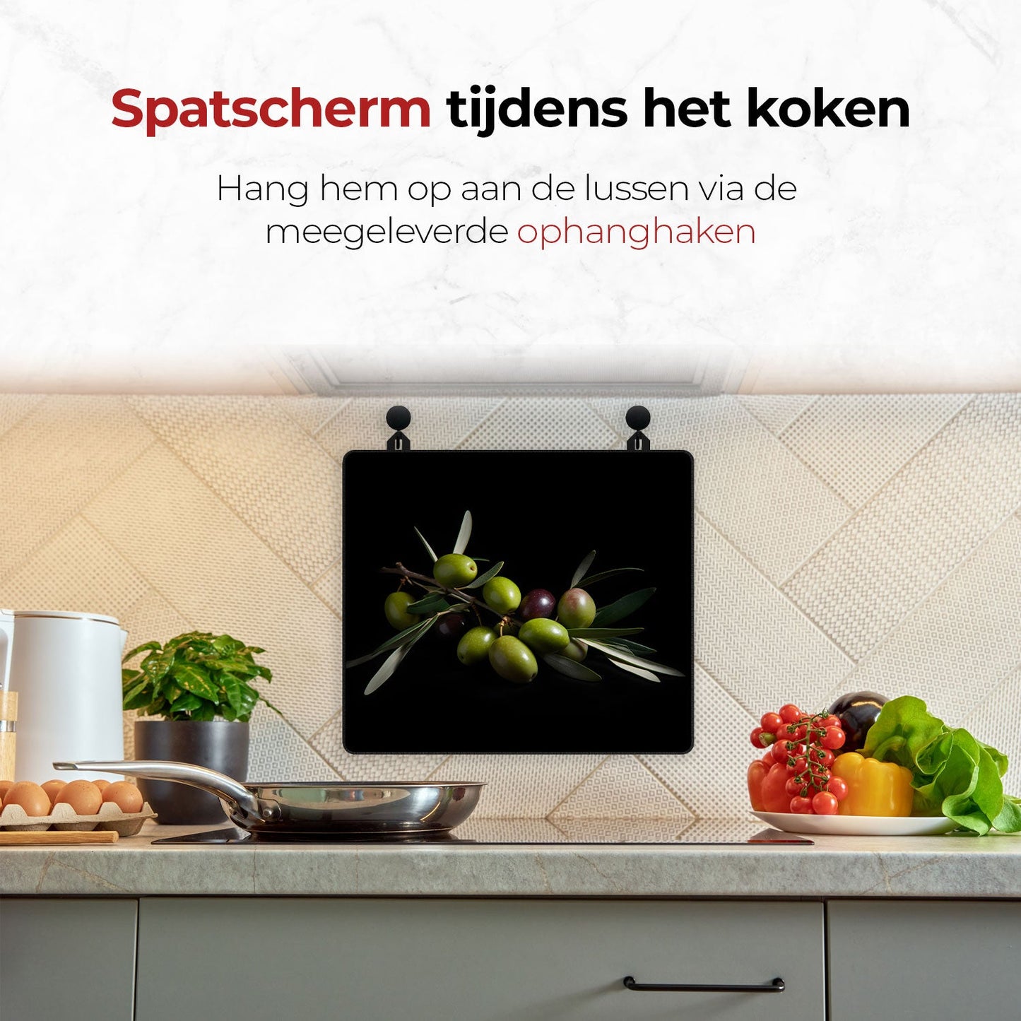 Spatscherm beschermer olijven aan de muur tijdens het koken